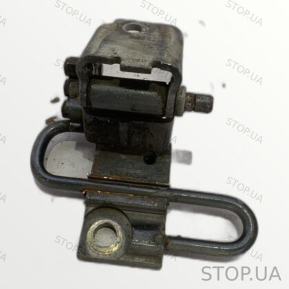 4B0831412B петля передней двери правая нижняя Петля передней двери правая