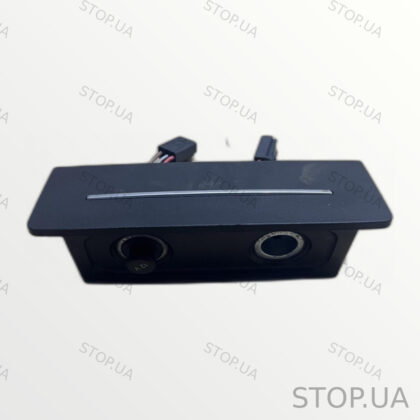4M0864061 накладка центральной консоли с розеткой 12V Накладка центральной