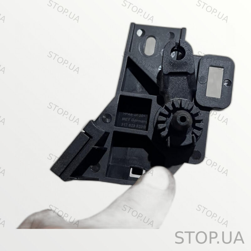 517823633B кронштейн ручки открытия капота Кронштейн ручки открытия капота