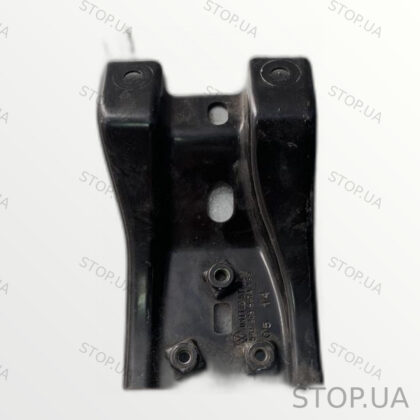 561805567A кронштейн замка капота Кронштейн замка капота Volkswagen Passat