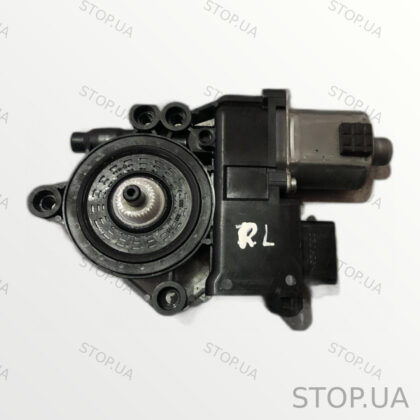 82450AT100 моторчик стеклоподъемника передний левый Моторчик стеклоподъемни