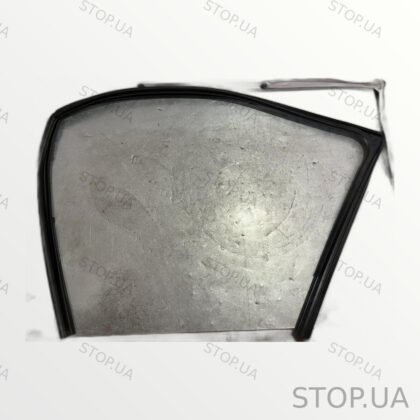 82540 ущельнитель стекла двери передний правый Уплотнитель стекла передней