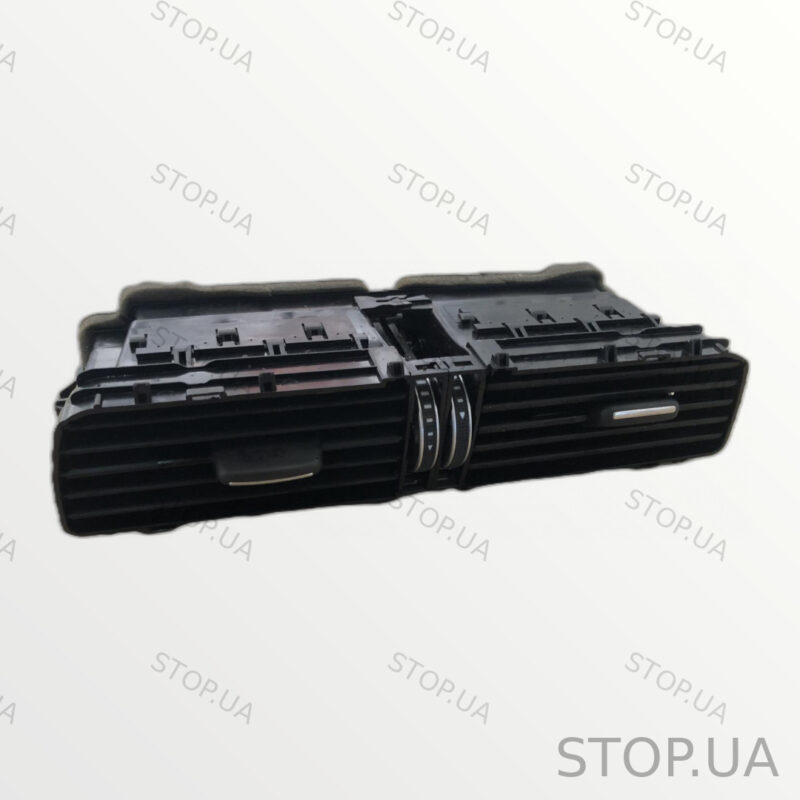 8R1820951J дефлектор торпедо центральный Дефлектор торпедо центральный Audi