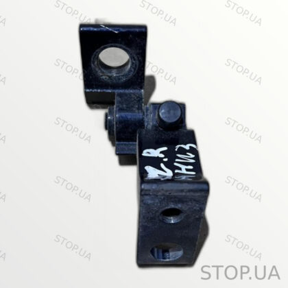 8S0833404E петля двери задней правой нижняя Петля двери задней правой нижня