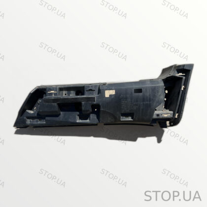 PT00002132 Кронштейн накладки на порог Rivian R1T (2022–2023)